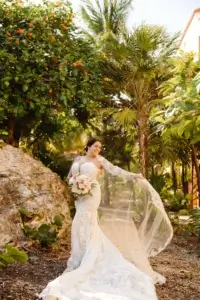 Une mariée joue avec son voile