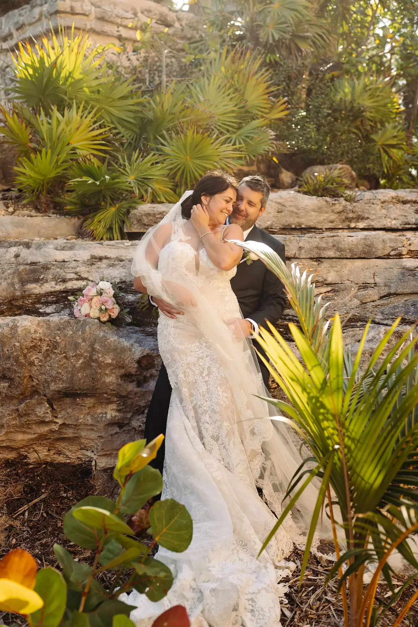 Un couple de mariés dans un décor tropical