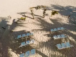 Décor d'une cérémonie à la plage au Sandos Playacar vu par drone