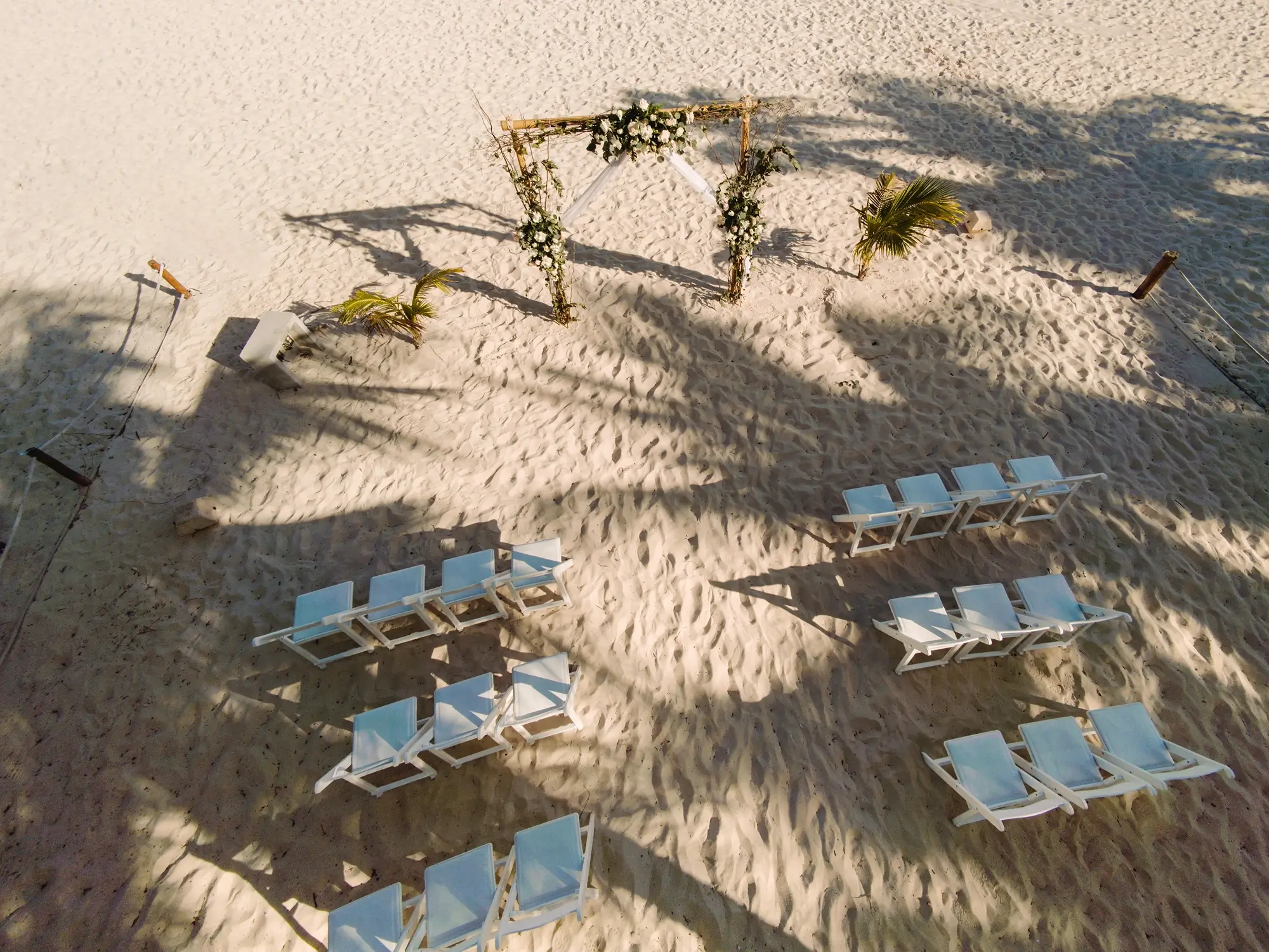 Décor d'une cérémonie à la plage au Sandos Playacar vu par drone