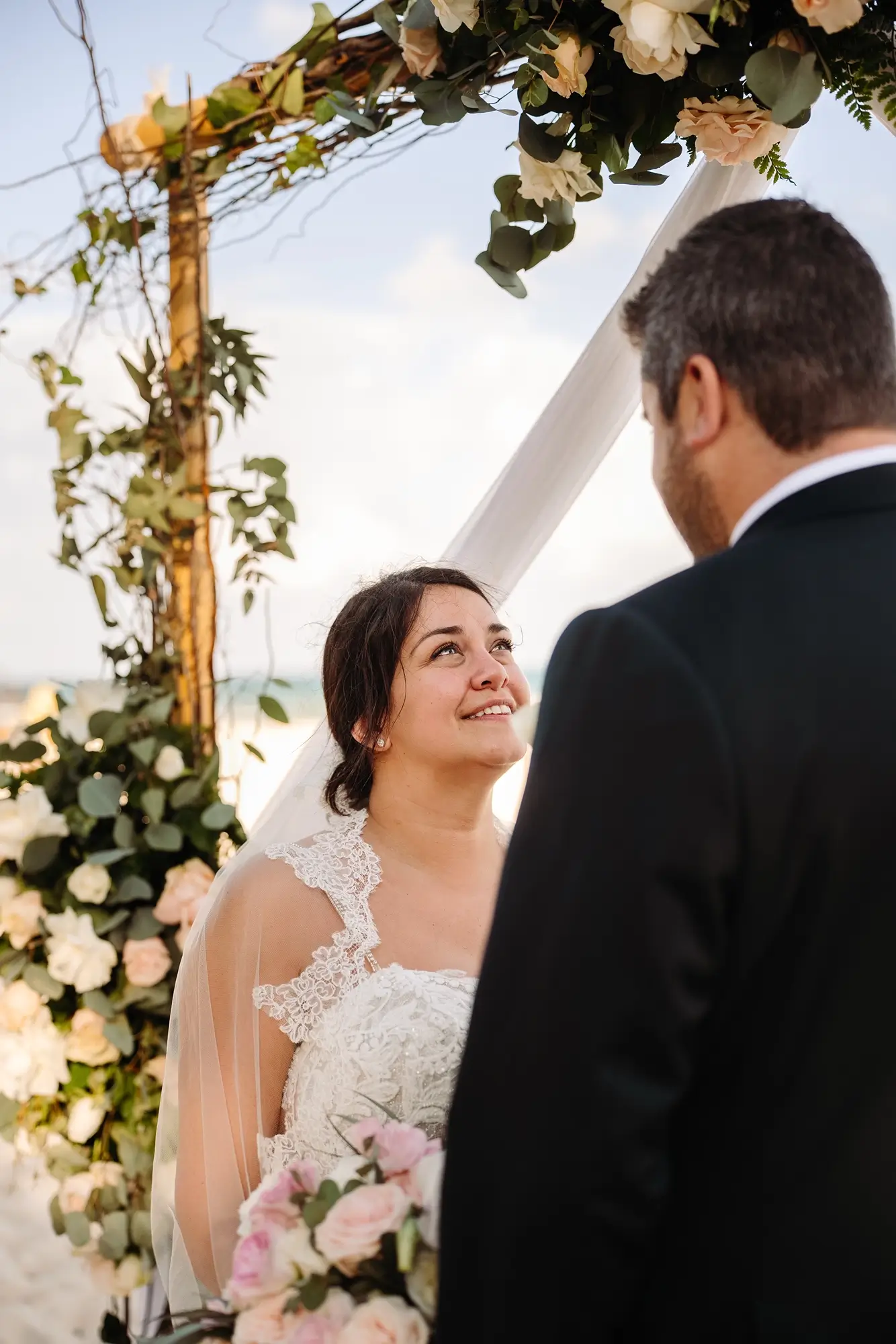 La mariée qui regarde son époux lors d'une cérémonie