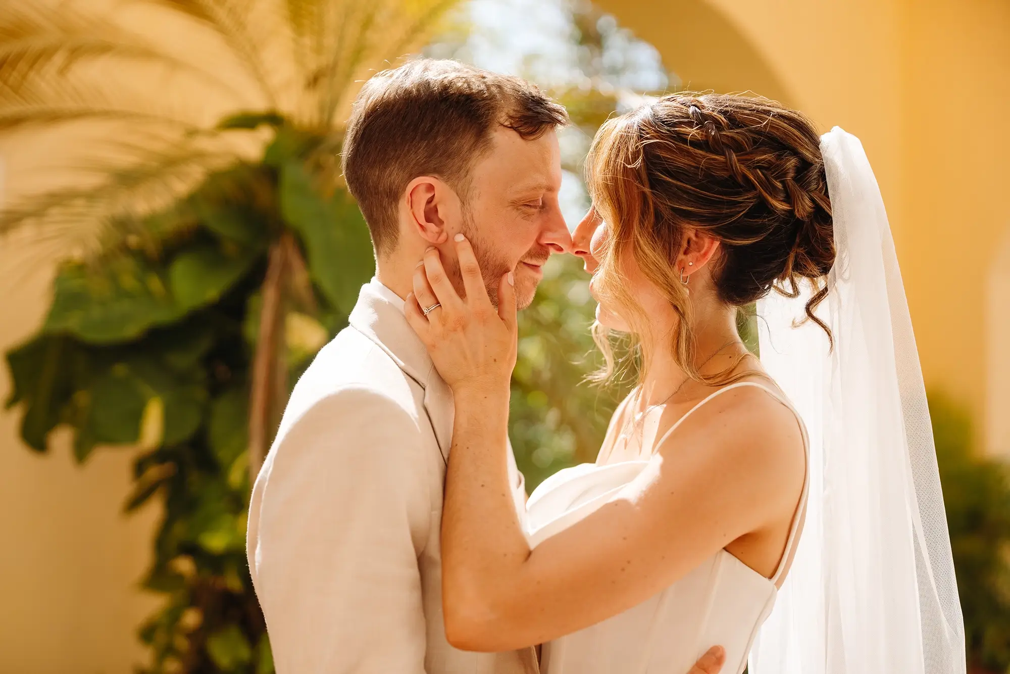 Un couple de mariés qui se regarde sous le soleil des tropiques