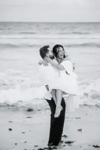 Un couple d'amoureux sur la plage