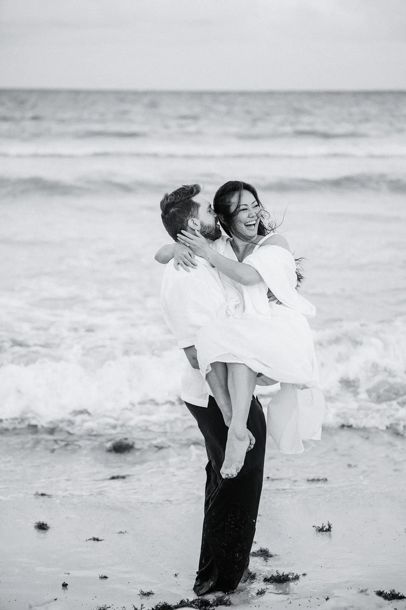 Un couple d'amoureux sur la plage
