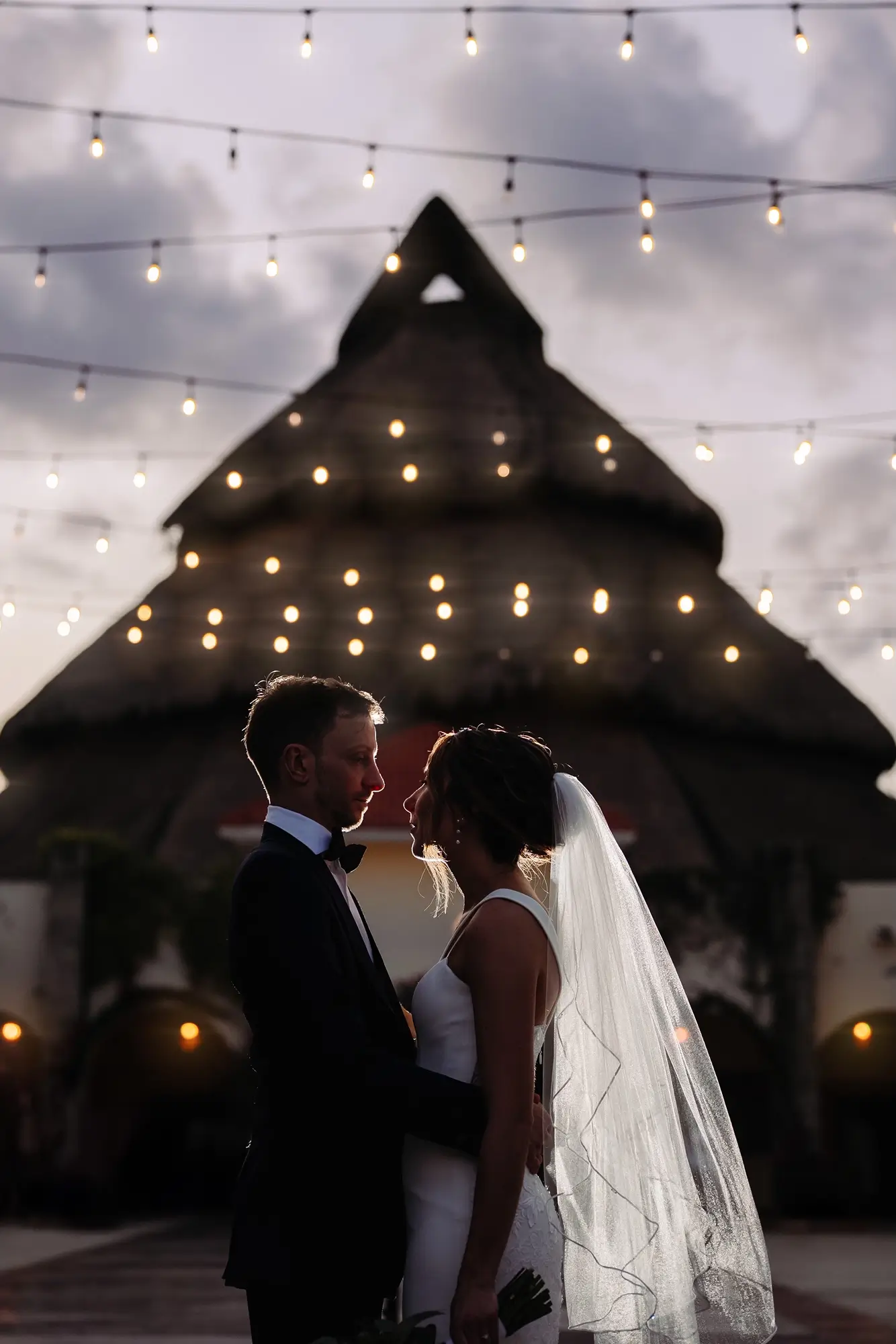 silhouette d'un couple de marié au soleil couchant au Sandos Playacar