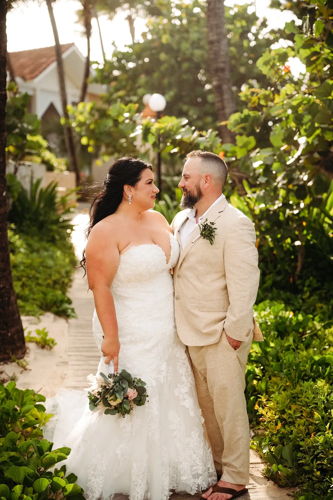 Couple de mariés dans la nature a l'hotel Bahia Principe