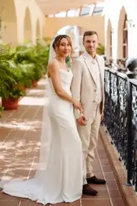 couple de mariés qui regarde la caméra