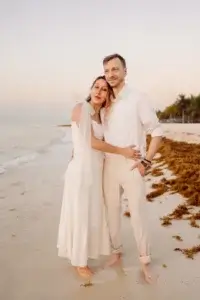 Couples de nouveaux mariés qui regarde le lever du soleil au Sandos Playacar