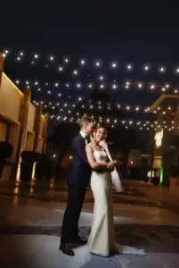 Photo de nuit d'un couple de mariés au Sandos Playacar