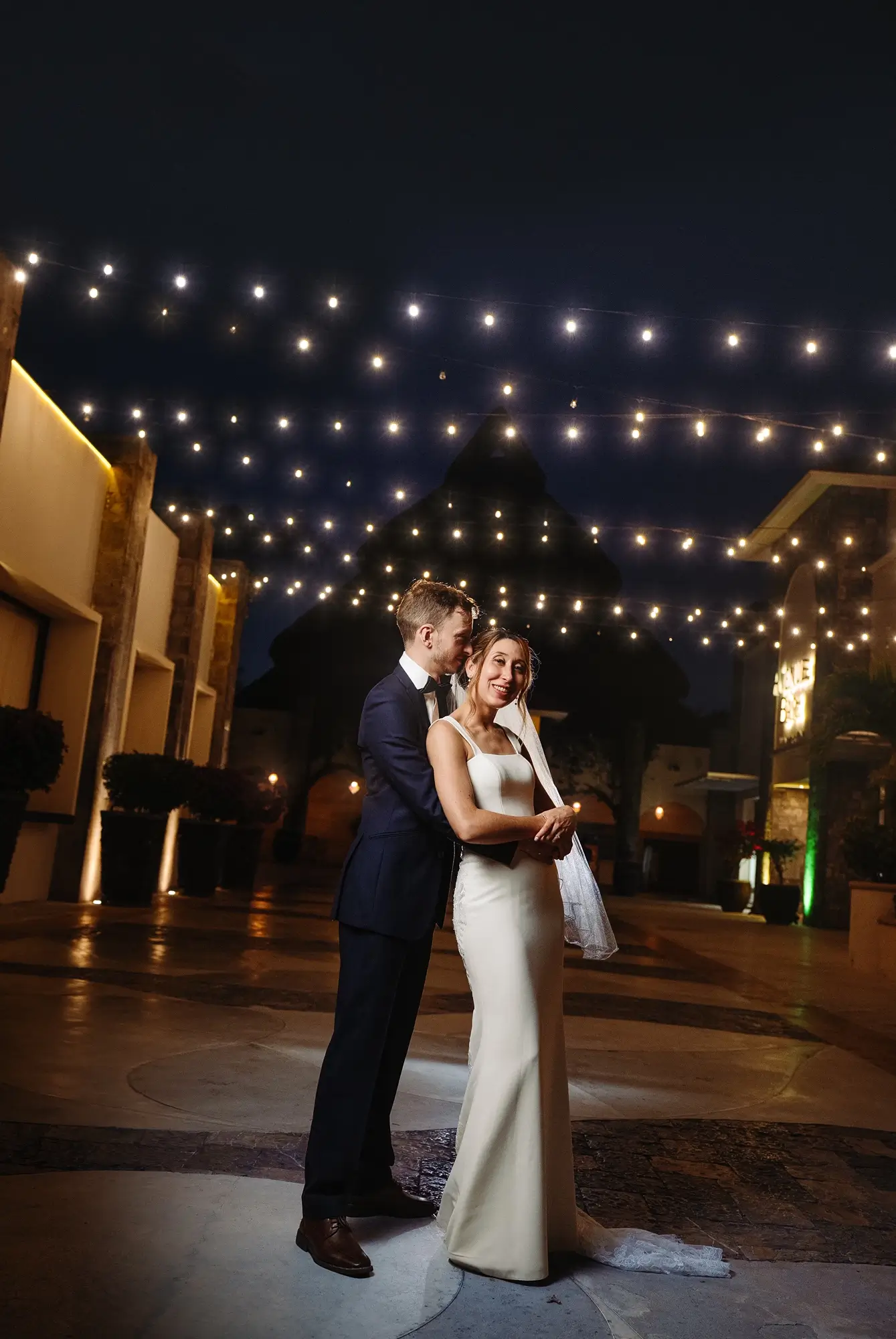 Photo de nuit d'un couple de mariés au Sandos Playacar