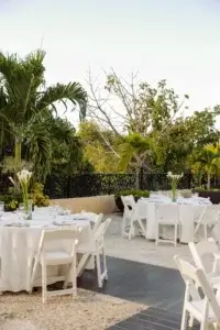 Tables de réception de mariage sur la terrasse