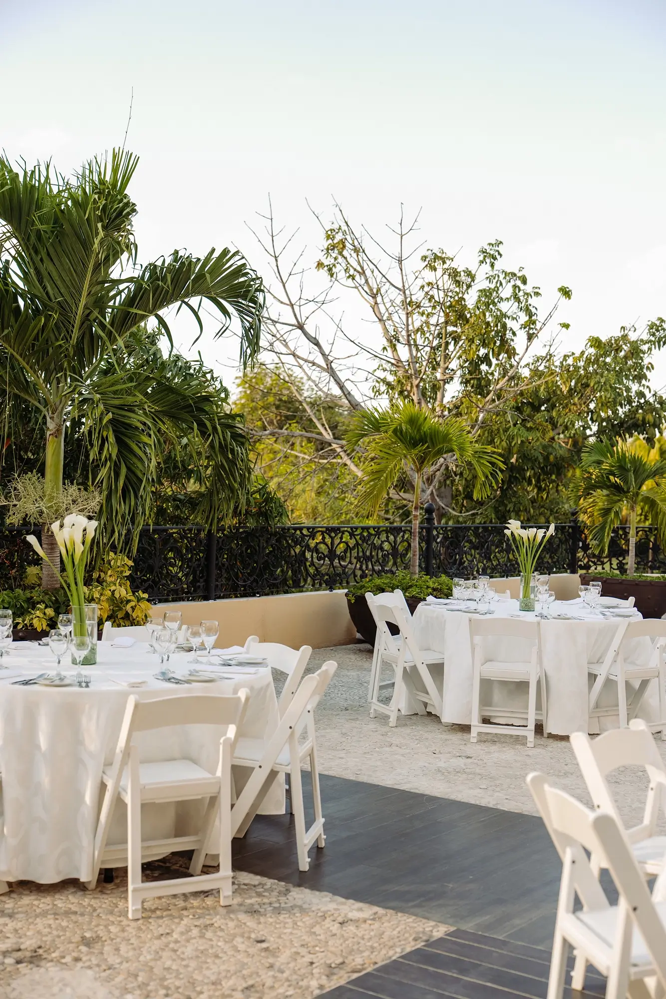 Tables de réception de mariage sur la terrasse