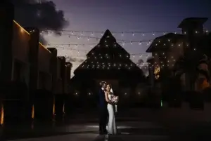 Un couple de mariés au coucher du soleil