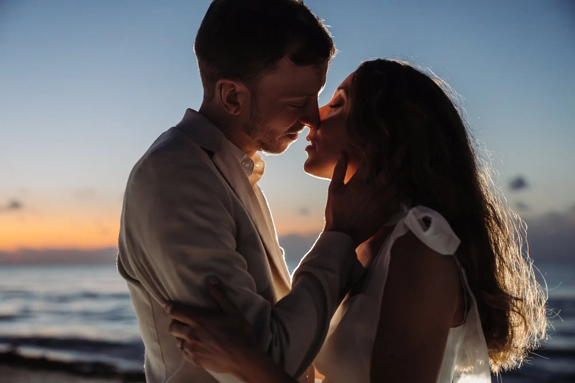 silhouette d'un couple de mariés au lever du soleil