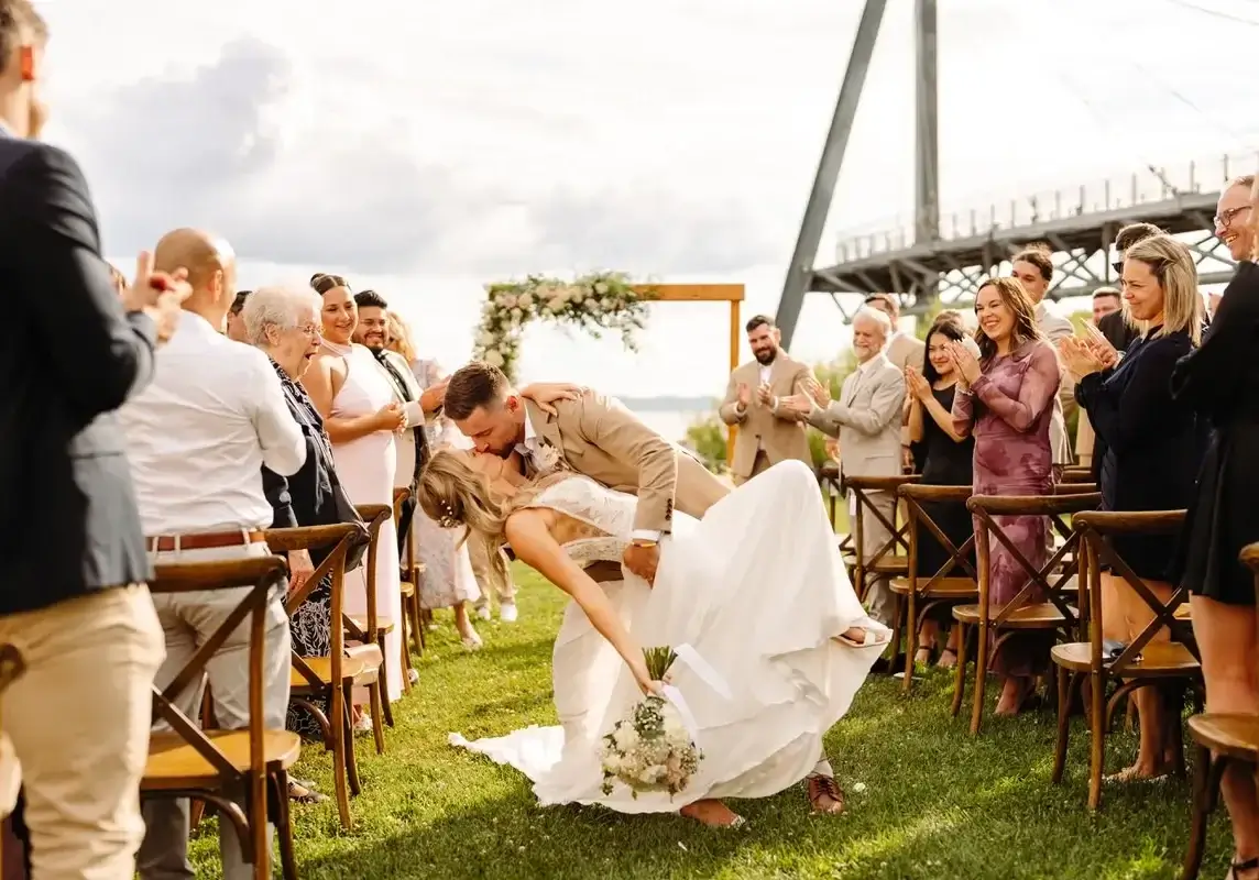 Descente de l'allée et baisé par les nouveaux mariés à la salle du Quai du Cap Blanc
