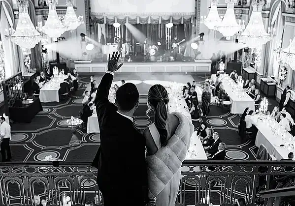 Couple qui salut ses invités dans la Salle de Bal du Chateau Frontenac
