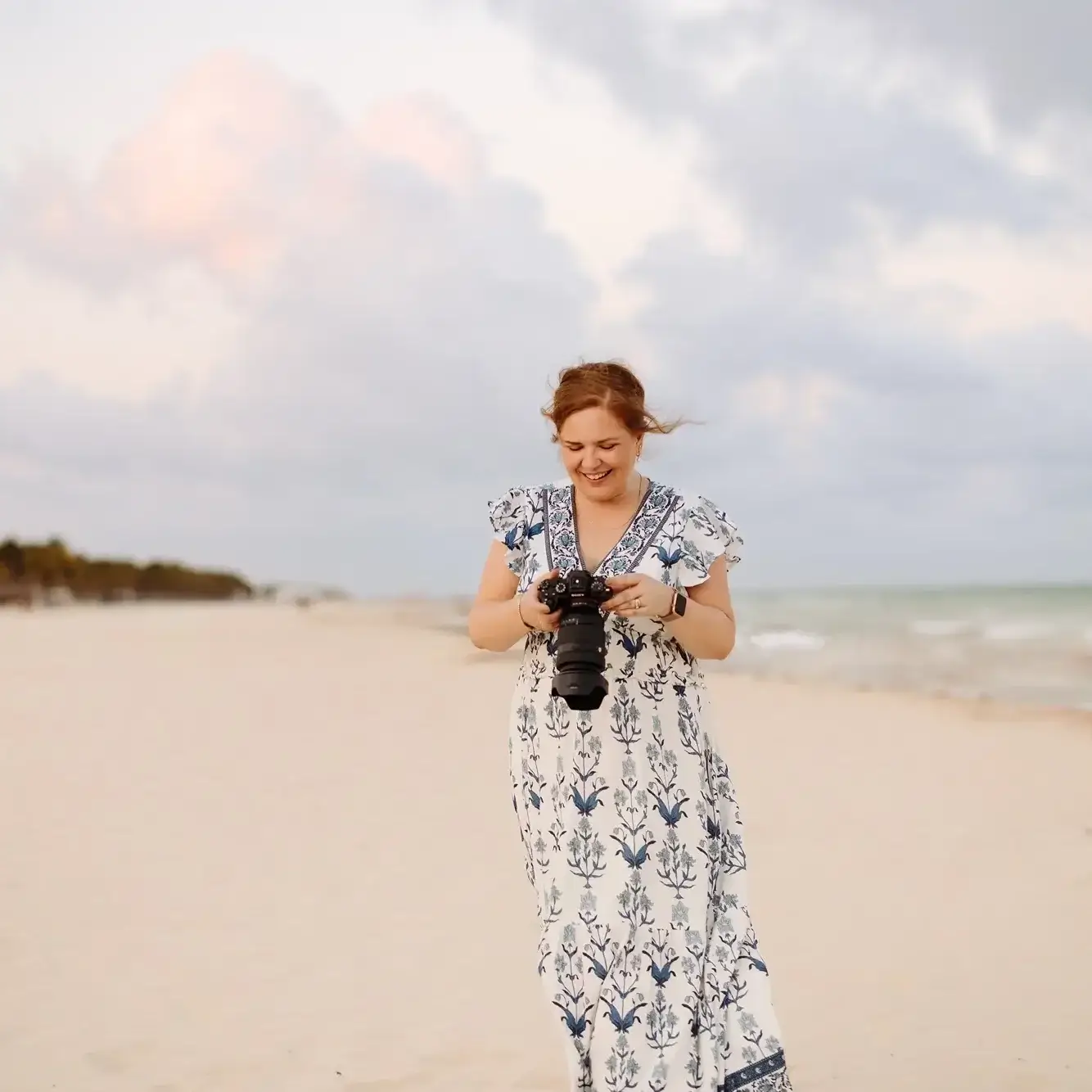 Une femme sur la plage du Sandos Playacar