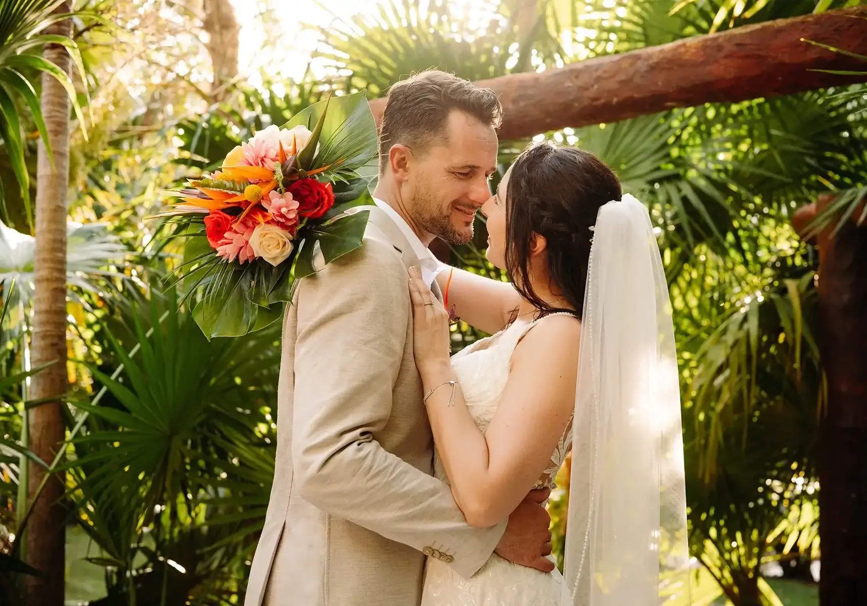 Tropical vibe for a bride and groom in Sandos Playacar.