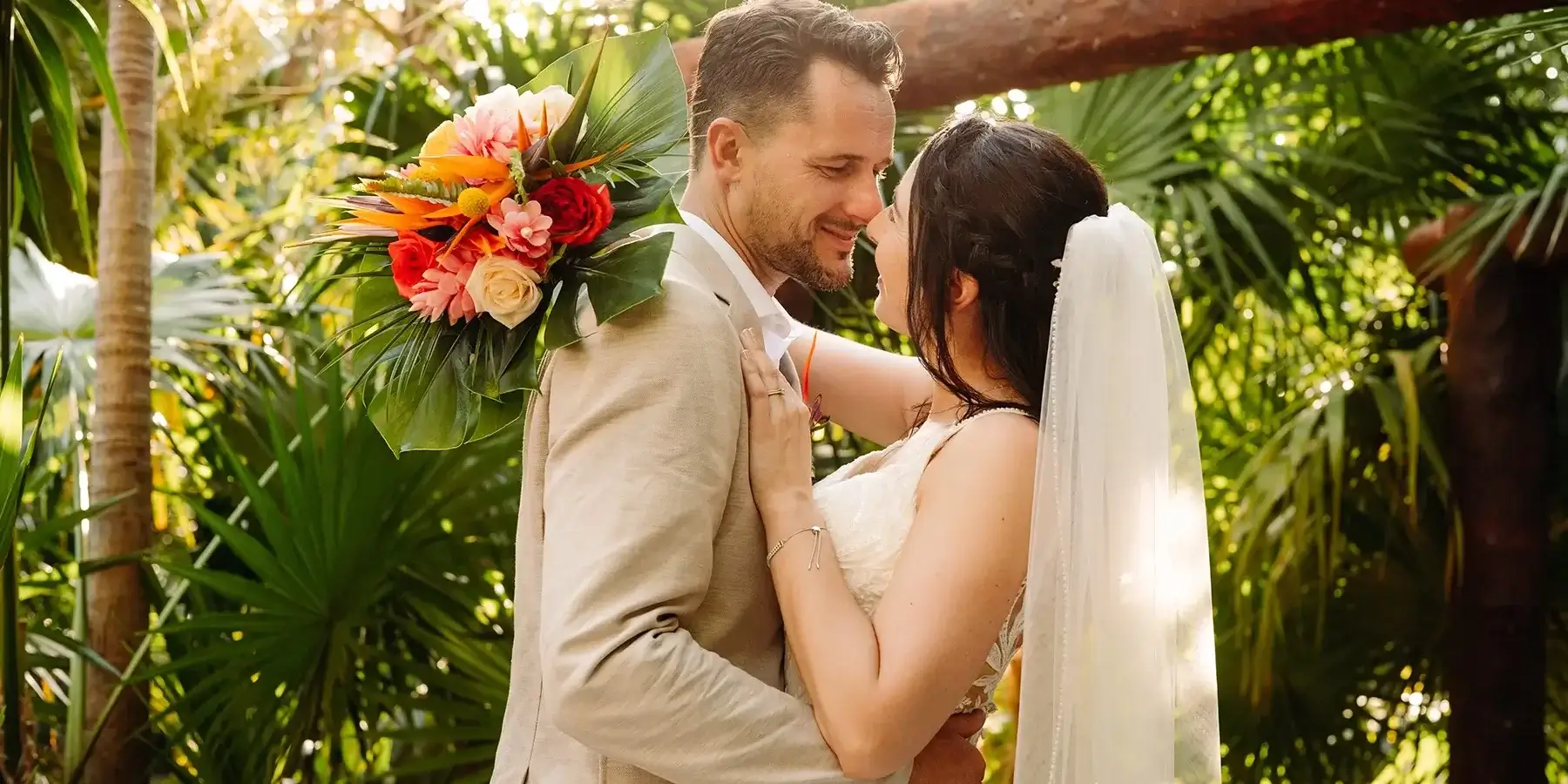 Tropical vibe for a bride and groom in Sandos Playacar.
