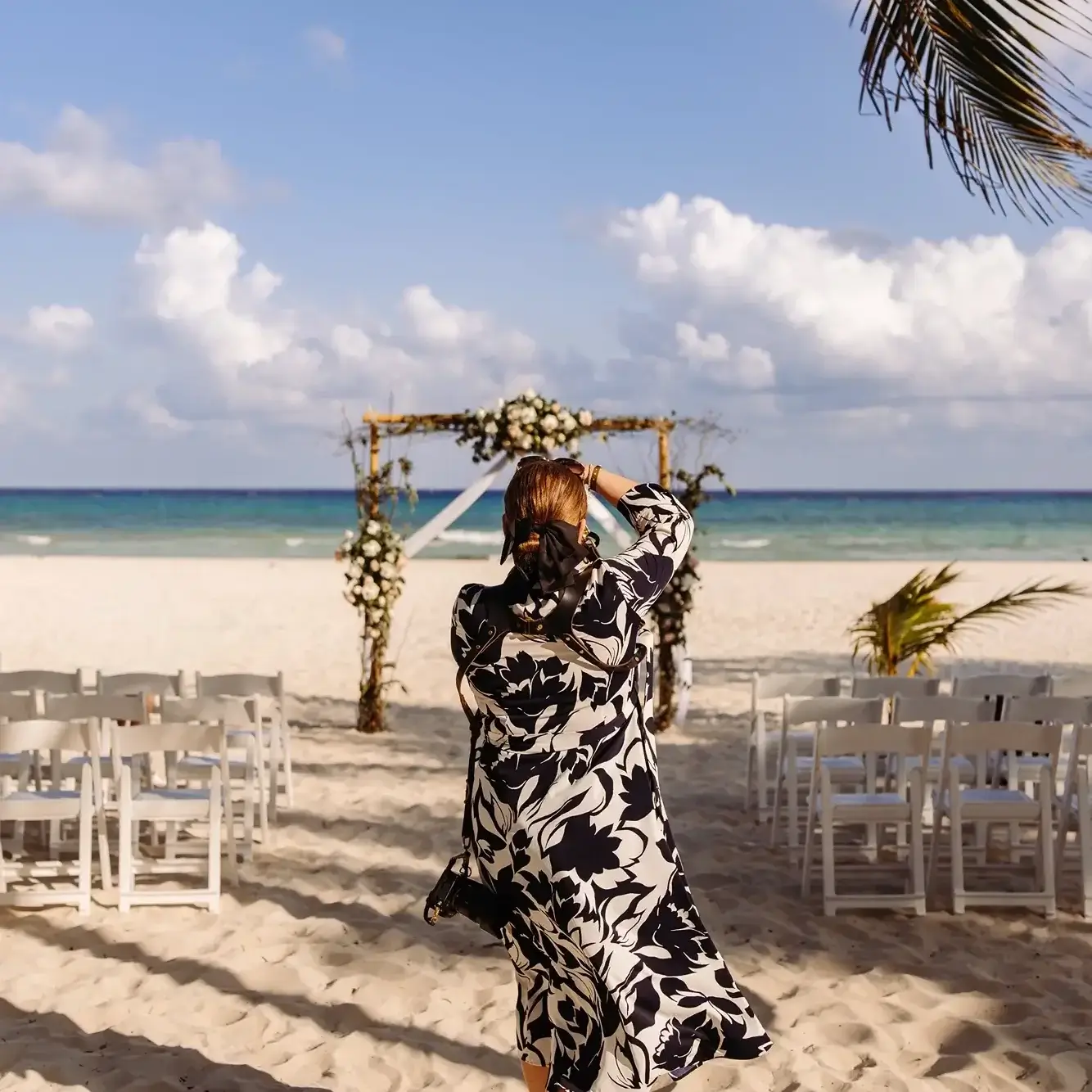 Une photographe du Québec qui photographie un décor de cérémonie sur la plage au Sandos Playacar
