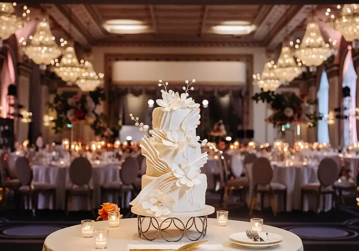 Gâteau de mariage dans la salle de bal du Chateau